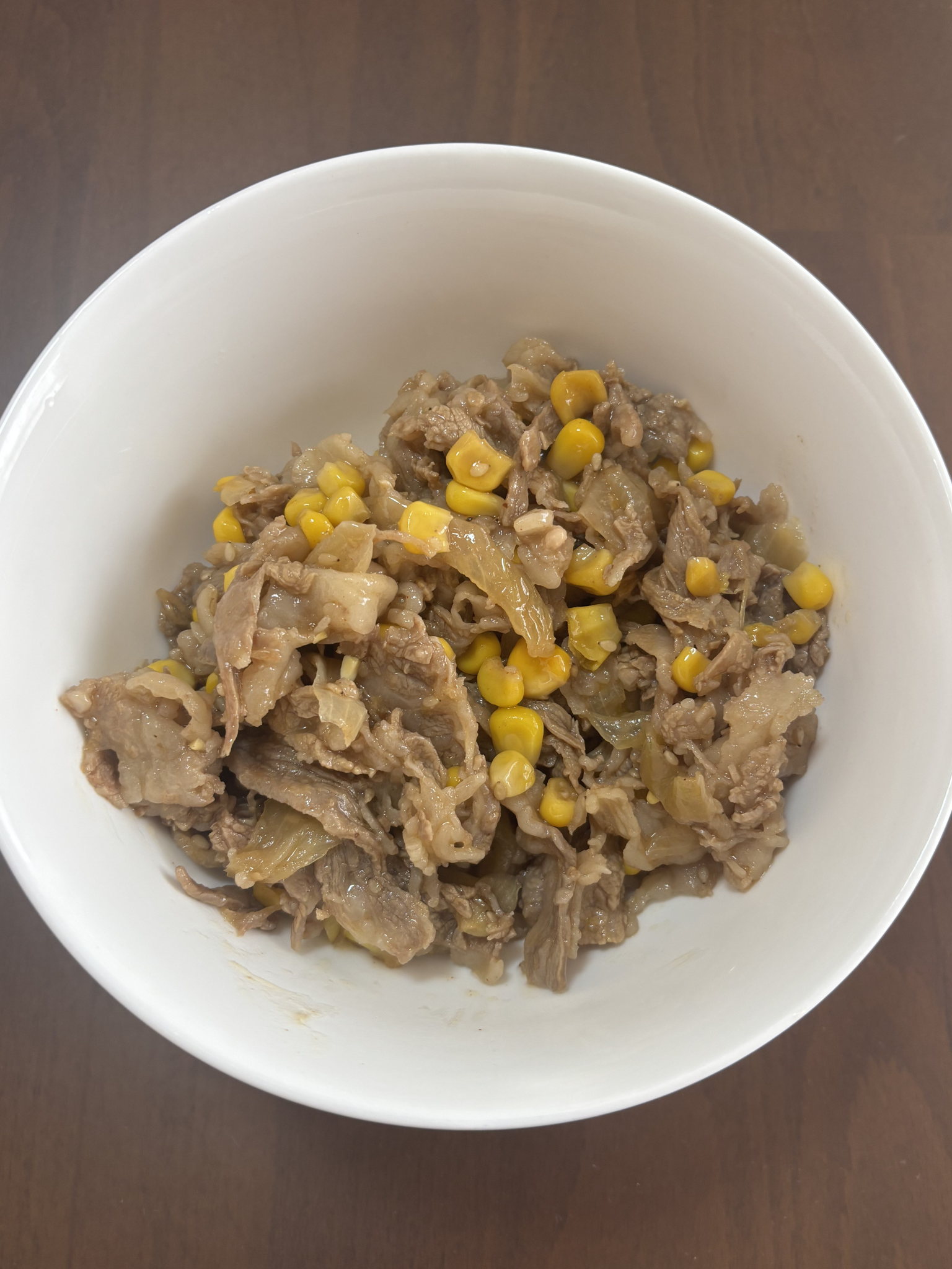 バター香る国産牛肉とコーンのクウマ醤油炒め（盛り付け）